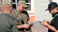 Мобілізація в Україні: чи припинять видавати повістки на вулицях? 