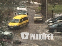 Чий жовтий бус? Автомобіль заблокував проїзд швидкої допомоги у Рівному (ФОТО)