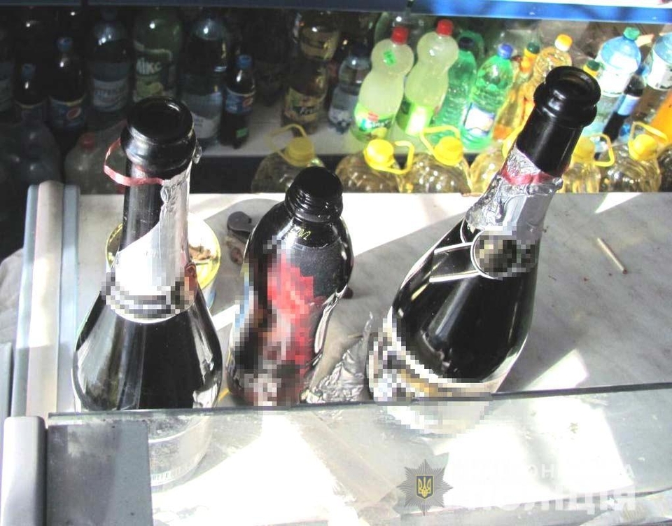 Дві порожні пляшки шампанського та енергетик. Фото ГУНП