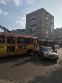 Тролейбус і Mercedes потрапили у ДТП у центрі Рівного (ФОТО)