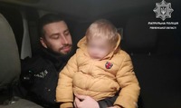 Змерзлого малюка у п'яних батьків забрали поліцейські у Рівному (ФОТО)