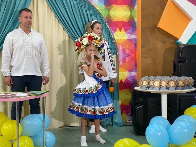 На фото маленька конкурсантка та голова громадської організації "Рвне Разом" Віктор Шакирзян.