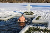 Може зупинитися серце: Мешканців Рівненщини застерігають від купання в ополонках на Водохреще