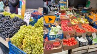 Прилавки завалені виноградом, помідорами і мандаринами: Які ціни на продукти на ринку Рівного (ФОТО)