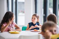 Лише 20% учнів Рівного задоволені харчуванням у школах: Результати опитування показали недоліки їжі у їдальнях