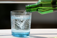Скільки мінералки можна випити на день, аби не нашкодити шлунку 