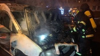 На Богоявленській у Рівному згорів легковик. Вогонь зачепив сусідні авто (ФОТО/ВІДЕО)