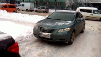 Біля ЦНАПу у Рівному - неправильно припарковане авто (ФОТО)