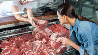 В Україні обвалилися ціни на м'ясо: Скільки коштують свинина та курятина в кінці осені?