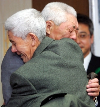 Увано вперше за 63 роки бачиться зі своїм молодшим братом Ушітаро, квітень 2006 року