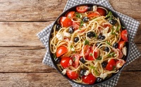 Теплий салат зі спагеті та помідорів — чудовий перекус або навіть повноцінна вечеря (РЕЦЕПТ)
