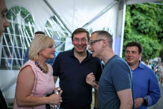 Вочевидь, на фото -- літо 2015-го. Подружжя Луценків -- слухає та радіє -- жартам пршого керівник АП Порошенка. Луценко ще не Генпрокурор, але вже скоро ним стане