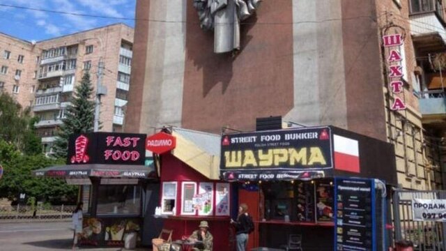 Біля ЦУМу у Рівному демонтують кіоск: загалом приберуть майже 100 МАФів 