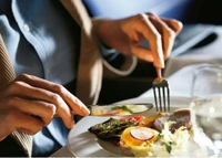 На Рівненщині голодний крадій сів вечеряти прямо на місці злочину (ФОТО)