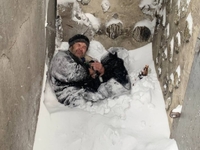 Безхатька Сашка, який замерзав у снігу, врятували у Рівному (ФОТО)

