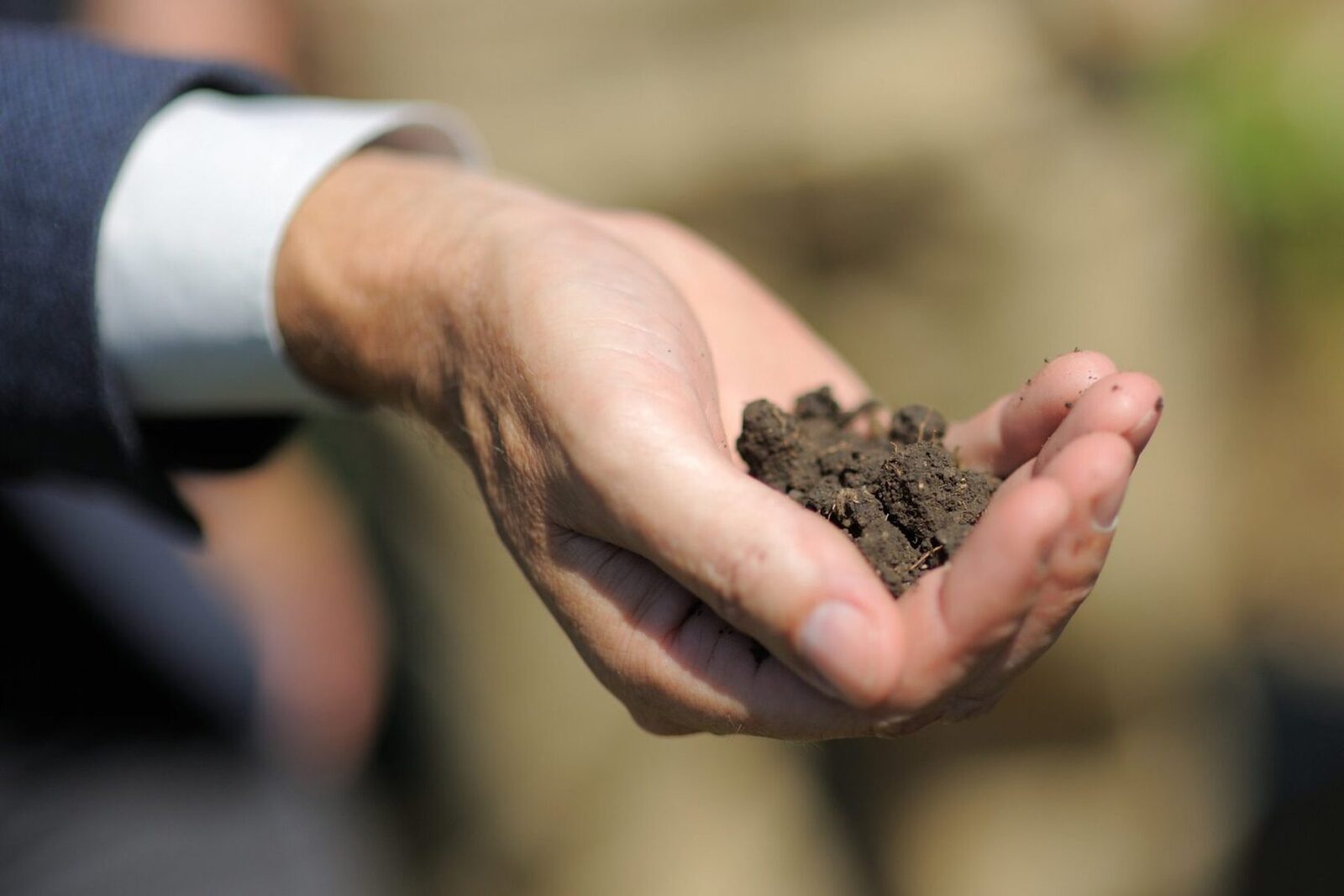 Навіщо на похороні кидають жменю землі в могилу: сенс традиції, що об’єднує культури