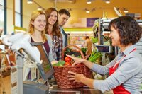 Польські супермаркети стали місцем праці тисяч українок: скільки там реально заробляють?