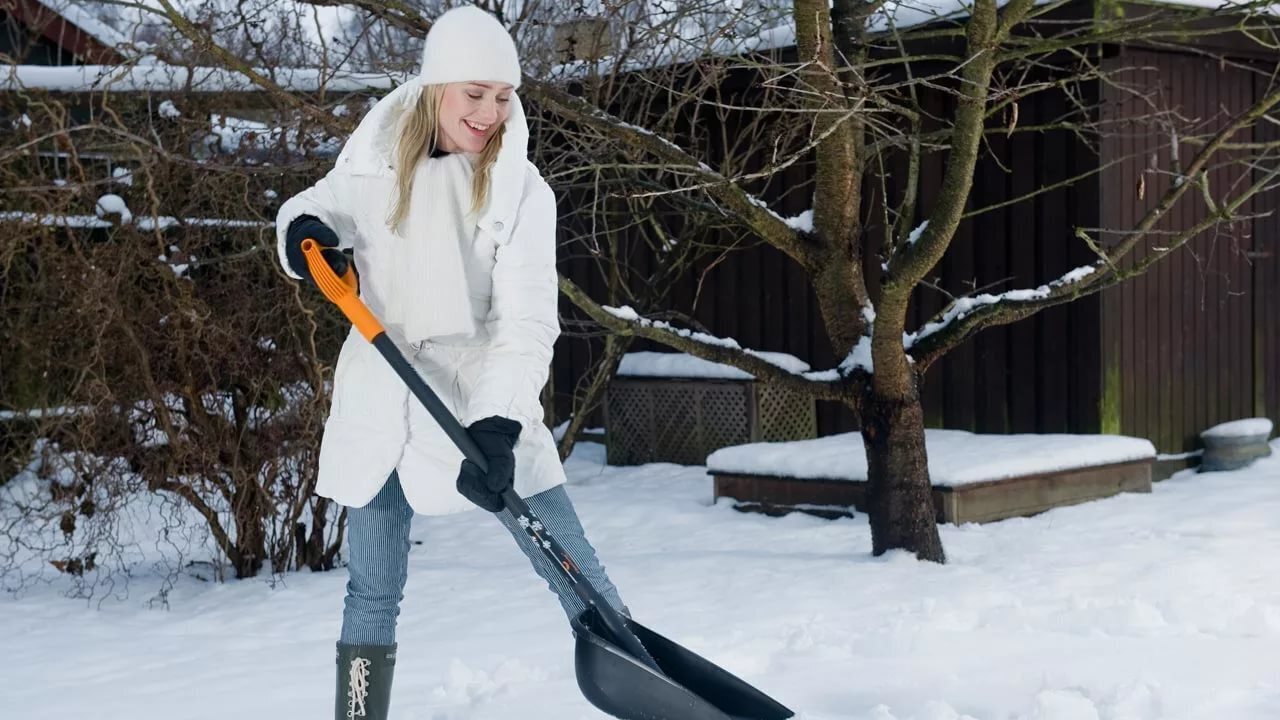 Як розчищати сніг і не зірвати спину: Поради, які дійсно працюють