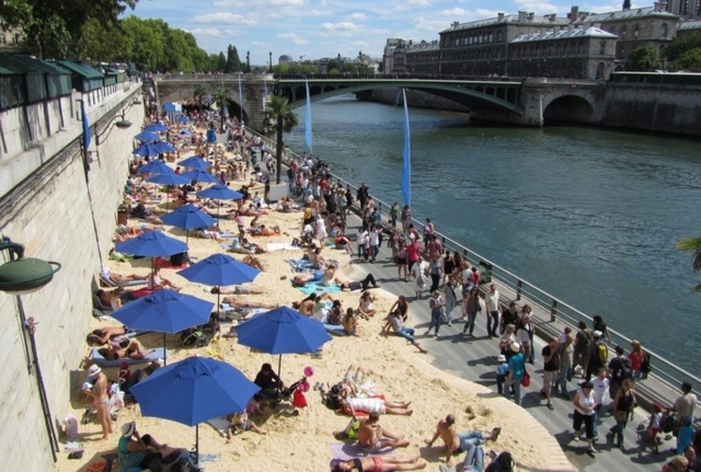 Набережна Парижу, на якій тепер літом роблять пляж. Це правий берег Сени