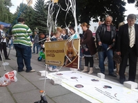 Рівняни писали побажання олігархам і запустили «шоколадного зайця» в Ростов