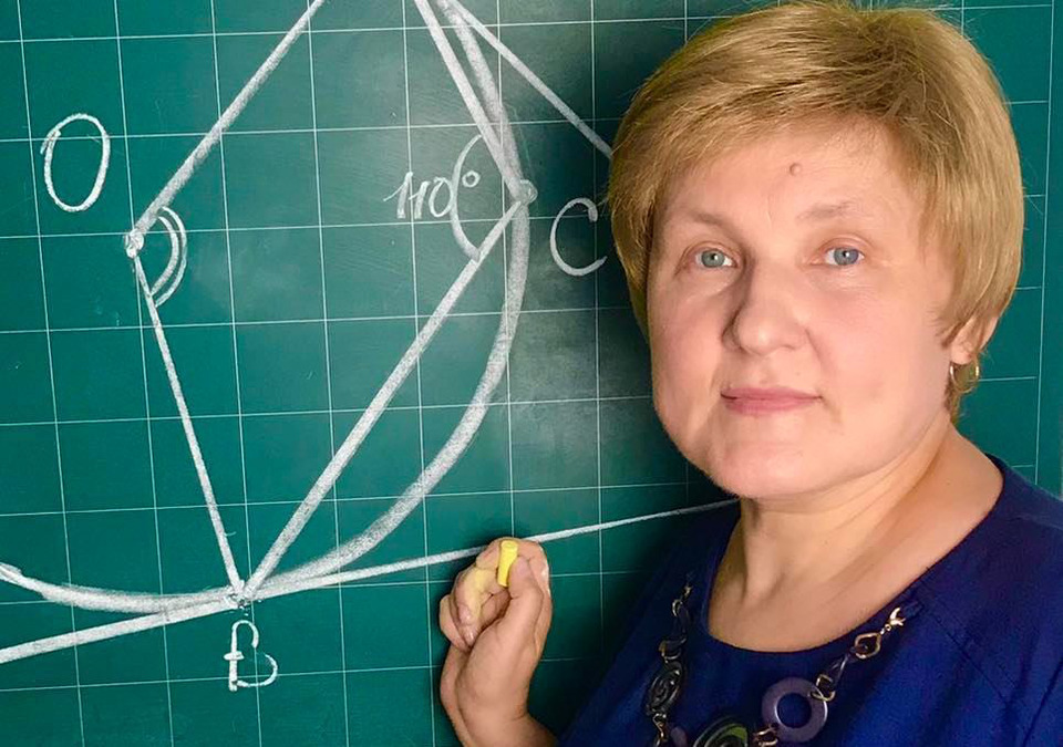 Вчителька з Нововолинська Наталія Венгрин з початку літа записує відеоуроки з математики та викладає їх у TikTok. Фото з мережі.