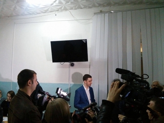 Журналісти відзначають що Володимир Ковальчук у залі суду у хорошому натсрої