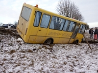 На Рівненщині заїхав у кювет автобус зі школярами (ФОТО)