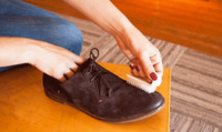Замша, як нова: Прості способи очистити взуття вдома