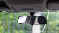 Багато водіїв не знають про цю кнопку на дзеркалі заднього виду: Що вона робить