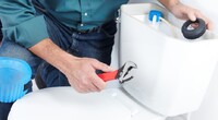 Пітніє бачок унітаза: Як вирішити часту проблему у туалеті