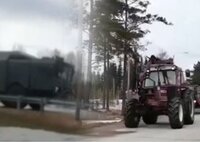 Фінські трактористи тролять на кордоні росіян (ВІДЕО)