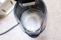 Чайник, як новий: простий розчин, що прибирає весь накип