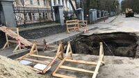 Величезна яма просто в центрі Рівного: штормовий вітер зірвав огорожу (ФОТО)