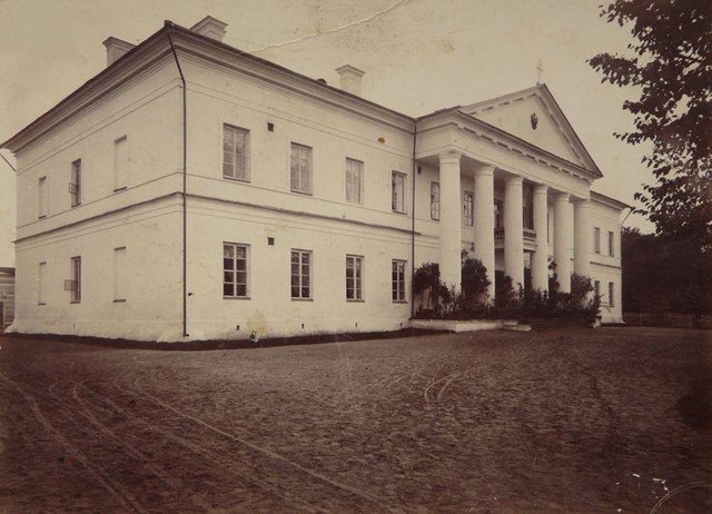 Колись тут була Гімназія, але станом на 1890 р. -- це Реальне училище