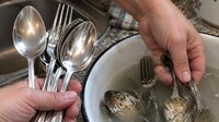 Ложки й виделки потьмяніли? Замочіть їх у цьому розчині на 20 хвилин 