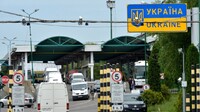 Люди стоять понад 12 годин під пекучим сонцем: на кордоні із Польщею — транспортний колапс