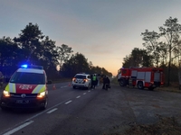 8 рятувальників підіймали перекинутий бус, що перегородив дорогу на Рівненщині (ФОТО)