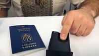 Хто з чоловіків, попри заборону, зможе отримати український паспорт за кордоном