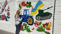 Паркан історії війни з’явився у Рівному до Дня міста: Скільки фарби пішло на розпис (ФОТО)
