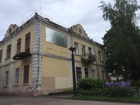 Аварійний балкон і рекламний щит на фасаді: як у Рівному поєднують несумісне (ФОТО)