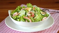 Зелений салат з креветками та сирним омлетом (ФОТО)