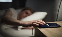 Зарядка смартфона у спальні під час сну може вплинути на збільшення ваги