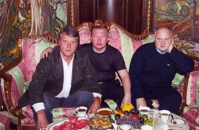 Смєшко -- крайній справа -- на тій вечері, після якої Ющенко заявив, що його на ній отруїли. В центрі фото -- тодішній Голова СБУ, який приймає гостя -- Ющенка