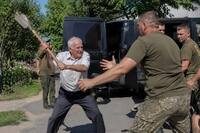 Дід із лопатою кинувся на ТЦК, які прийшли за сусідом: кадри з Рівненщини облетіли соцмережі (ВІДЕО)
