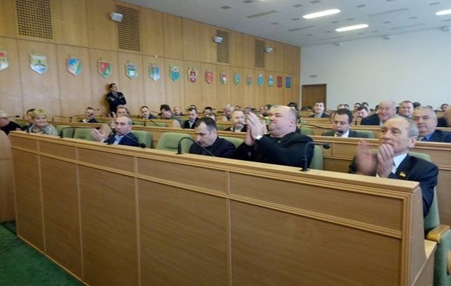 Депутати облради. Крайній справа у першому ряду -- Валентин Крока. Зліва на нас дивиться -- Віталій Чугунніков