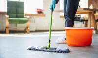 Чому не можна мити підлогу після гостей: про цю прикмету мало хто знає