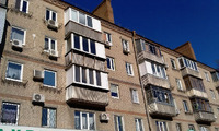 35-річний чоловік випав з балкона на Рівненщині. Він — у реанімації 