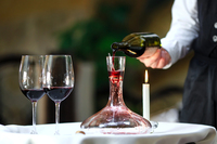 Шоколад та фрукти не їдять з вином: сомельє пояснив правильну комбінацію продуктів 