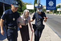 Розгублену 95-річну бабусю у Рівному рятували поліцейські (ФОТО)