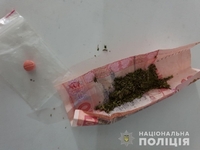Двох хмельничан затримали з наркотиками в Острозі (ФОТО)